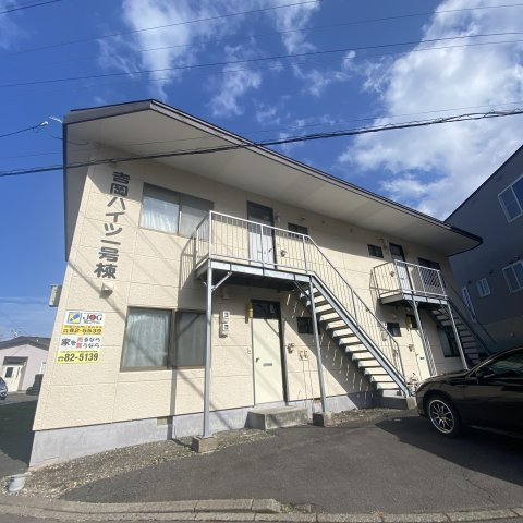 吉岡ハイツ1号棟の外観