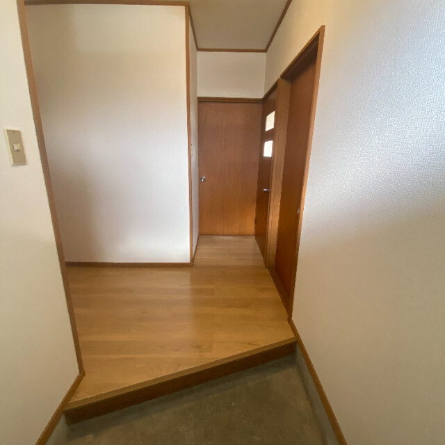 吉岡ハイツ1号棟のエントランス