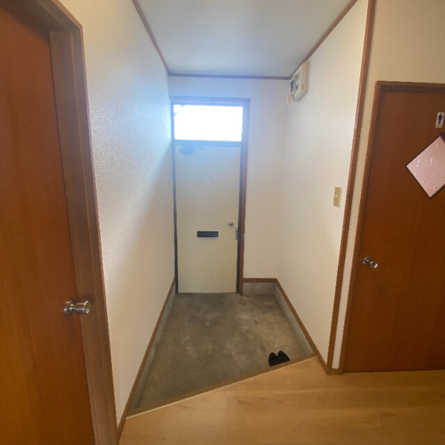 吉岡ハイツ1号棟の玄関