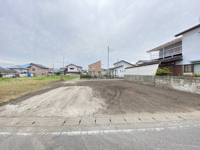 新築　沼田市桜町第1　1号棟の駐車場|　 駐車スペース広々！建物東側に並列で３台置けます♪					
