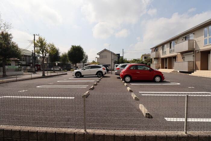 アムールの駐車場