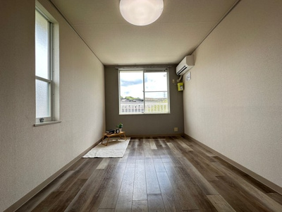 【洋室】 | アクシス山口台 | 南西向き洋室6帖☆角部屋二面採光のお部屋です！エアコン付きで1年中快適に過ごせますね☆