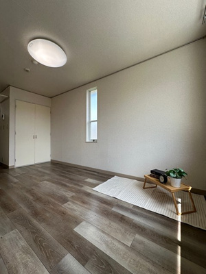 【寝室】 | アクシス山口台 | 南西向き洋室6帖☆収納スペースがあります♪荷物の多い方も安心の収納力です！
