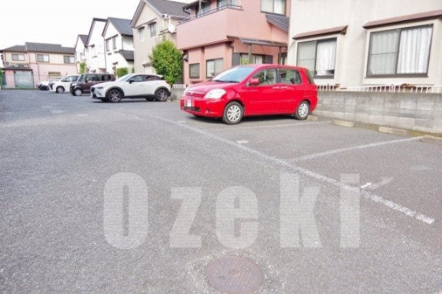 メゾンローティの駐車場