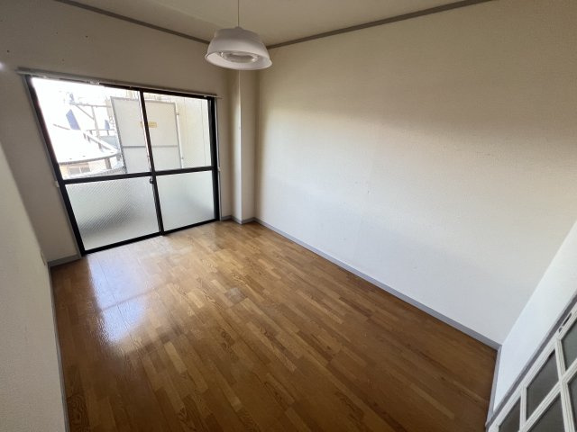 あきもとビルの洋室