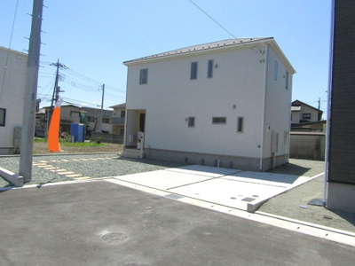 【前面道路含む現地写真】 | クレイドルガーデン　甲府市新田町第2　2号棟 | 前面道路含む現地写真です