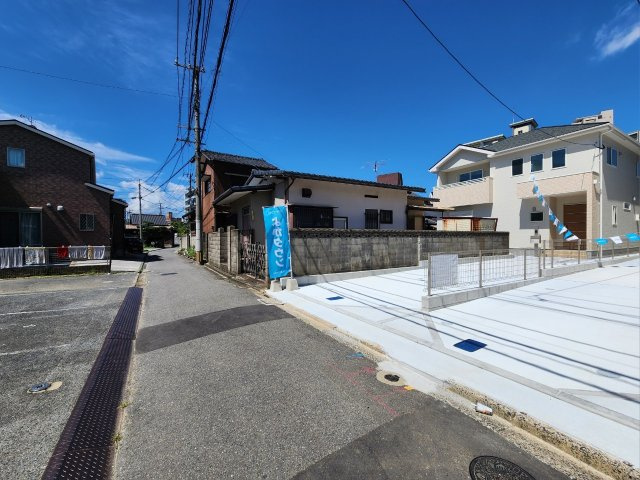 ーFITーフィットー小倉北区三萩野１丁目　【小倉北区　新築戸建て】の前面道路含む現地写真|前面道路も広々♪交通量も少なく駐車しやすい♪