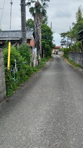 〈調整区域〉11号区域につき住宅の建築可！小学校の正門まで徒歩約2分の前面道路含む現地写真|2023年5月22日 16時ごろ撮影。北西側道路の写真。対象地は向かって左側です。