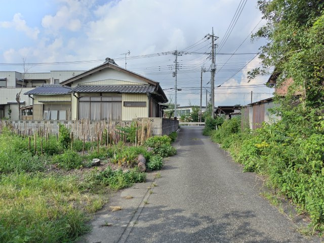 〈調整区域〉11号区域につき住宅の建築可！小学校の正門まで徒歩約2分の前面道路含む現地写真|2024年8月8日 16時ごろ撮影。北西側道路の写真。対象地は向かって右側です。