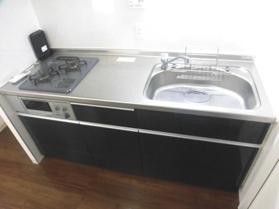 【キッチン】 | プール・トゥジュールブラン | レンジフード付の２口ガスシステムキッチンです