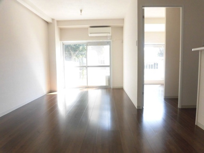 【居間・リビング】 | プール・トゥジュールブラン | 明るくキレイな広々空間です