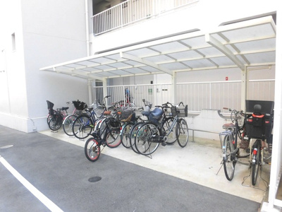 【その他】 | プール・トゥジュールブラン | 屋根のある自転車置き場です