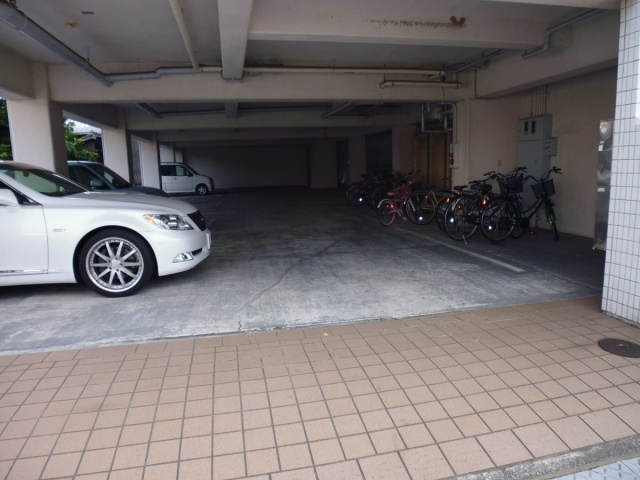 ロイヤルハイツ海栄の駐車場