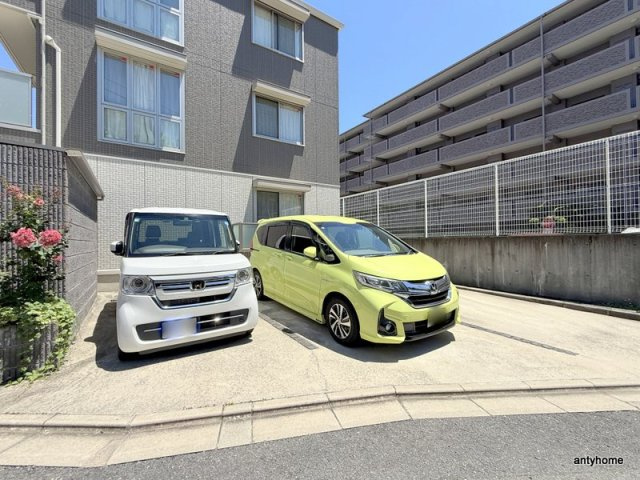 Amaranth Hiranoの駐車場