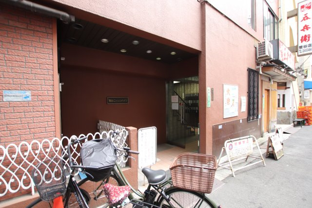 鶯谷日伸ハイツのエントランス