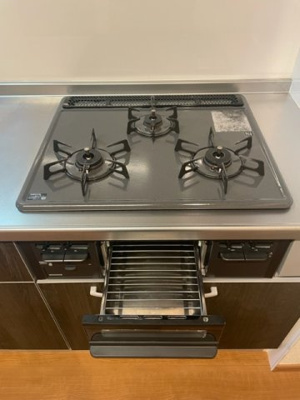 【キッチン】 | プラザ塚 Ａ棟 | ３口グリル付きシステムキッチン