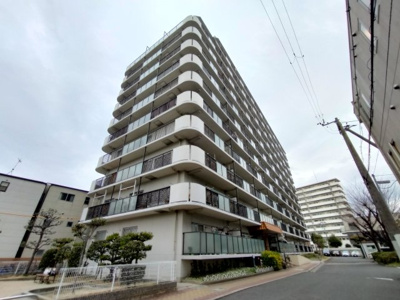 【外観】 | ネオコーポ鶴見緑地二番街B棟 | □2022年12月リフォーム済み！
○居室2部屋分エアコン設置済＋全室先行配管済！
●イオンモール鶴見緑地が徒歩3分
○可動棚もあるクローゼットで収納豊富