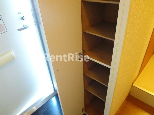 レオパレスさくらの玄関|玄関横に収納有り