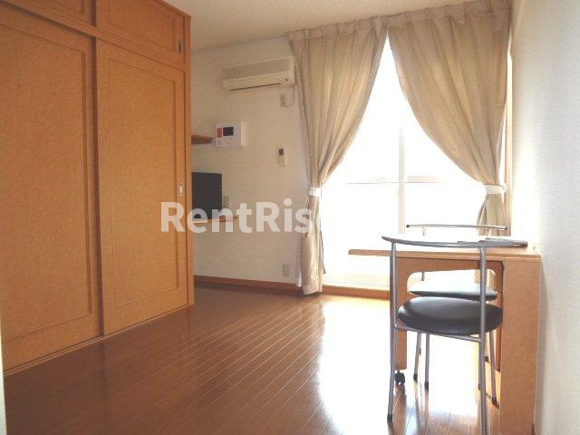 レオパレスさくらのバルコニー|机は用途に合わせて折りたたみ可能！