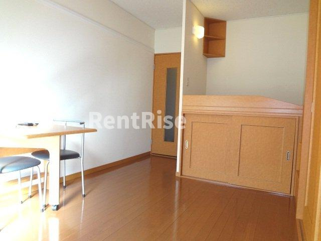 レオパレスさくらの居間・リビング|ベッド下にはたっぷりの収納スペース！