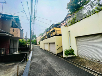 【前面道路含む現地写真】 | 前面は交通量が少なく、お子様のいるご家庭も安心です♪