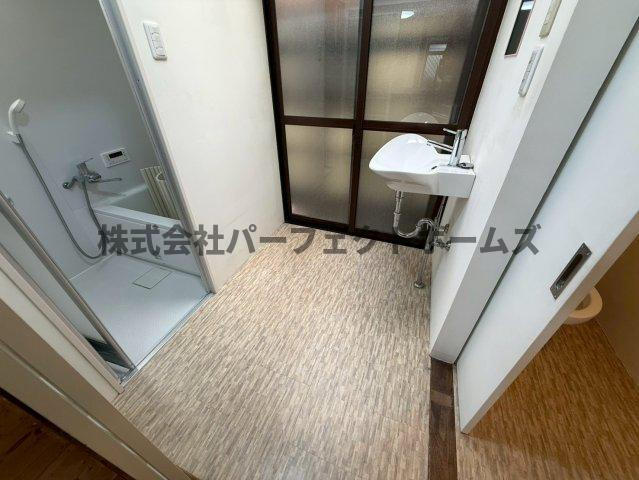 新之栄町テラスハウスの洗面所|スペースが確保できる洗面所です