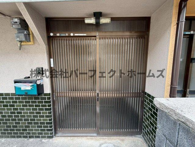 新之栄町テラスハウスの玄関|落ち着いた玄関です