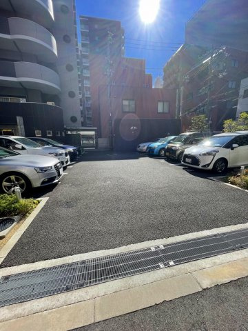 ラシュレ大阪同心の駐車場|車をお持ちの方に嬉しい駐車場付きの物件です