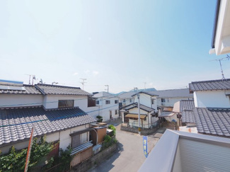 【展望】 | 【穏やかな街並みの眺望】
バルコニーから見える穏やかな街並み
爽やかな風と柔らかく降り注ぐ陽光を感じて頂けます。心地良い開放感が暮らしにゆとりと充足感をもたらします