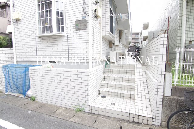 ローズアパート20番館のエントランス