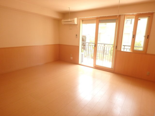 リヴェール津田沼の展望|窓が多くて広々リビングです