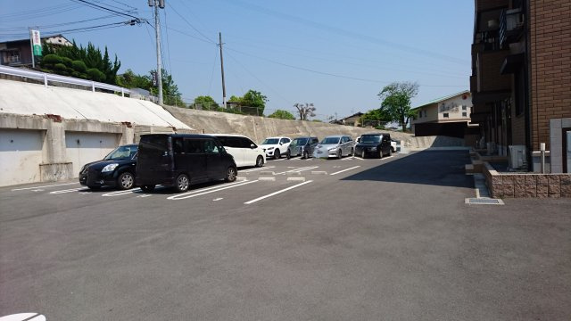 サニーヒルズの駐車場