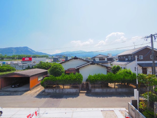 【展望】 | 【穏やかな街並みの眺望】
バルコニーから見える穏やかな街並み
爽やかな風と柔らかく降り注ぐ陽光を感じて頂けます。心地良い開放感が暮らしにゆとりと充足感をもたらします