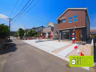 【前面道路含む現地写真】 | 【前面道路】
前面道路は毎日の駐車の出し入れで大事なポイントです！
車種によっても便利・不便がありますのでご確認ください♪