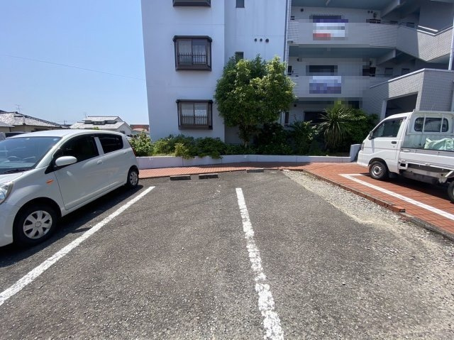 バンベールハウスA棟の駐車場