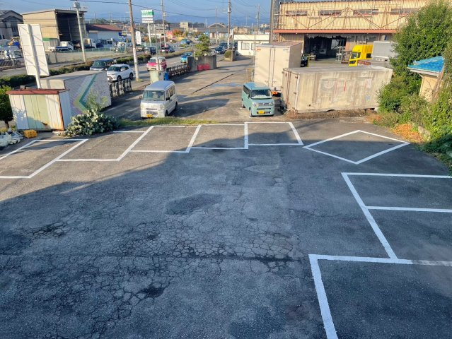 高山ハイツの駐車場