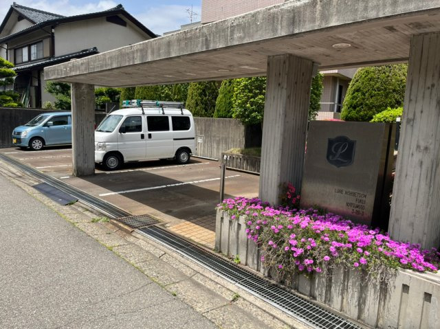 ロアール西別院の駐車場|駐車場区画。道路に出やすくて便利