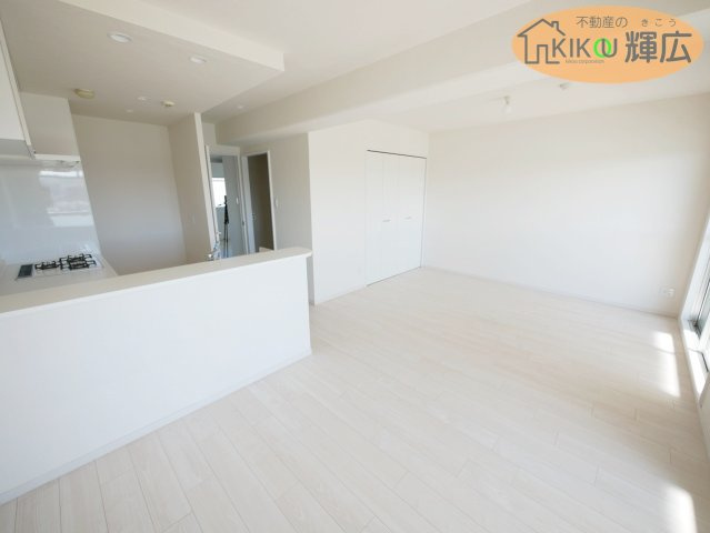 【居間・リビング】 | プレステージ明石大久保　11階 | 2023年１月リフォーム内容（キッチン・ユニットバス・トイレ・給湯器・洗面台・フローリング・CF仕上げ、全室クロス張替、）