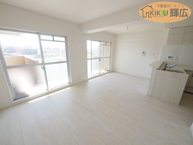 【居間・リビング】 | プレステージ明石大久保　11階 | 所在階は11階で高層階となっているため、通風、採光に優れております。