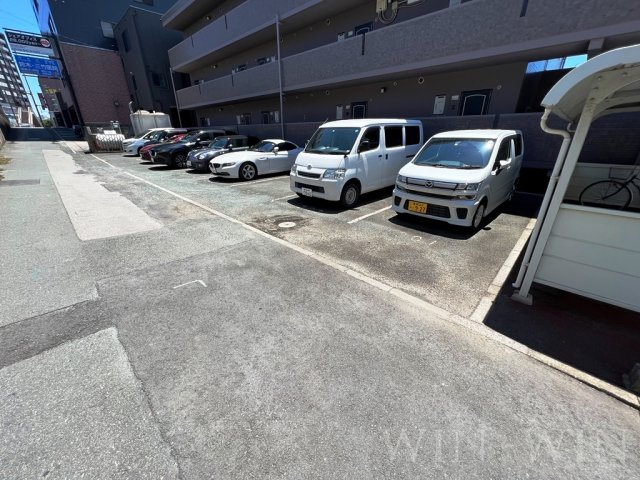 エクシード松山の駐車場