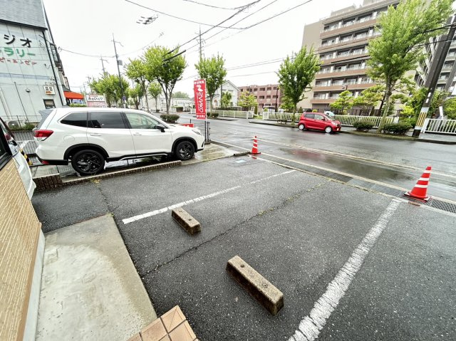 前栽町店舗の駐車場