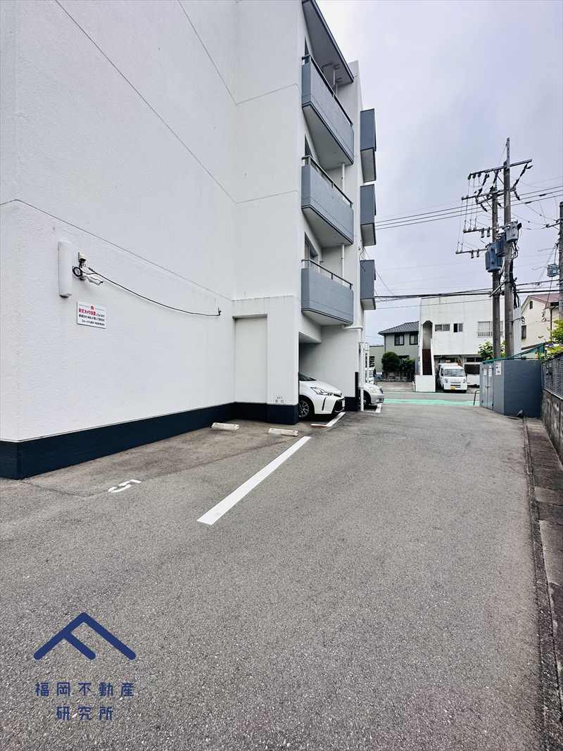 フォレックス諸岡1号館の駐車場