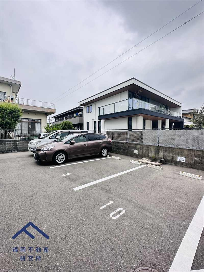 フォレックス諸岡1号館の駐車場