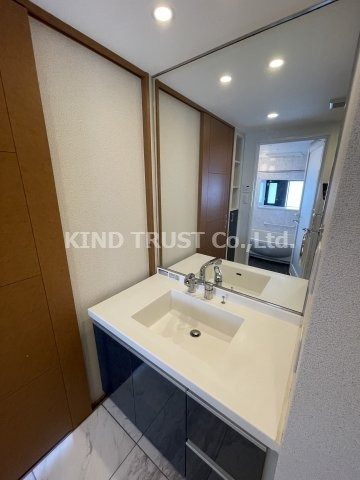 リーガル梅田Ⅱの洗面所|ゆったりとスペースのある洗面所