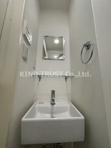 ソフィア南森町の洗面所|明るい洗面所です