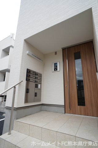 熊本市中央区黒髪６丁目のアパートのエントランス