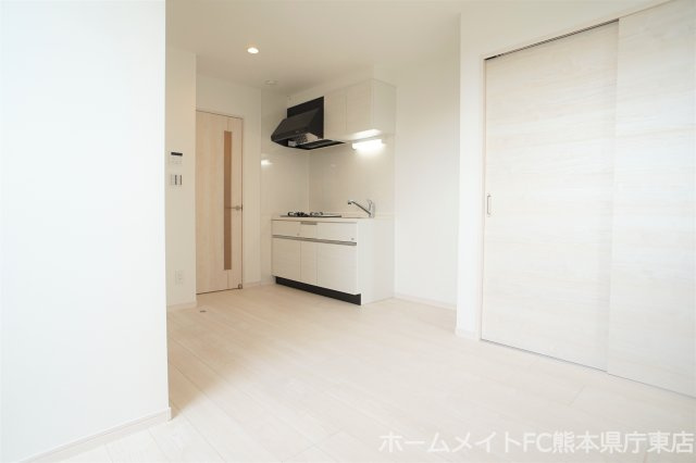 熊本市中央区黒髪６丁目のアパートの居間・リビング