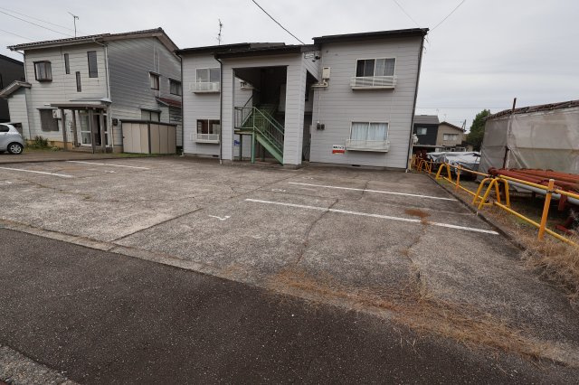 関本ハイツの駐車場