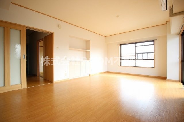 東和ビルの居間・リビング