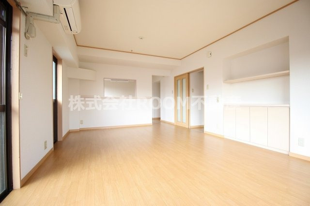 東和ビルの居間・リビング